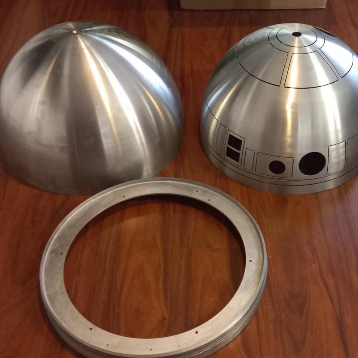 astromechspain's tweet photo. Fin de semana y toca darle un poco de cariño al dome!
Pulir, cortar y pintar!!
Buen fin de semana a tod@s!!
#astromechspain #behappyandbuilddroids #starwars #droids #astromech #r2buildersclub https://t.co/5u12LJWoXW