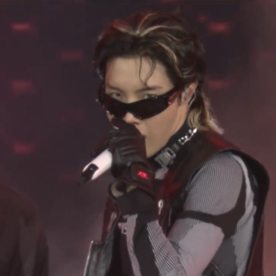 thehobiprint's tweet photo. MR J-HOPE.... THE POWER U HOLDS https://t.co/7DwG7Wovyf