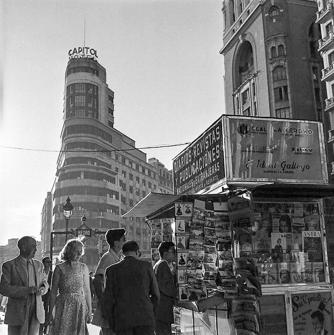 Preciosa fotografía de la Gran Vía de Madrid en 1955.

¿Qué es lo que más te llama la atención?