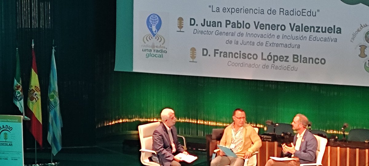 CastraFm's tweet photo. Ahí está "nuestro Paco" ese pedazo de jefe, siempre al pie del cañón, que nos acaba de llamar pesados, por cierto, pero sabemos por un lado que es desde el cariño y por otro lado... ¡¡¡que tiene razón!!! @pacolopezblanco #CongresoRadioEscolar https://t.co/IyceqvWHdZ