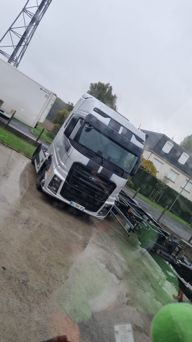 bryansagor's tweet photo. When you arrive at the yard and you saw this #fordfmax
@FordTrucks
@FordFrance
@SCSsoftware hopefully we get the fmax in ets at some point 😊 https://t.co/42cjucj3nA