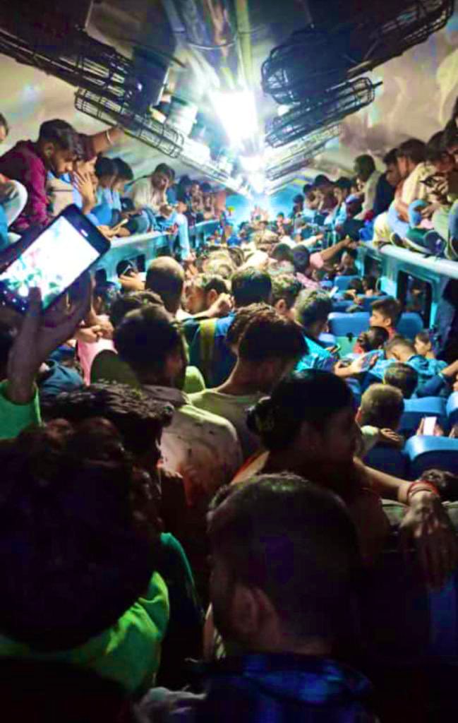 UP PET फॉर्म - 37 लाख
खाली पद - गिनती के!

इन युवाओं को सालाना 2 करोड़ रोज़गार का झांसा दिया गया था, लेकिन इस तस्वीर में देश के शिक्षित बेरोज़गार युवाओं की बेबसी दिख रही है। 

ये साफ़ है कि प्रधानमंत्री आंखें मूंद कर बैठे हैं और नौजवान ठोकरें खाने पर मजबूर हैं।