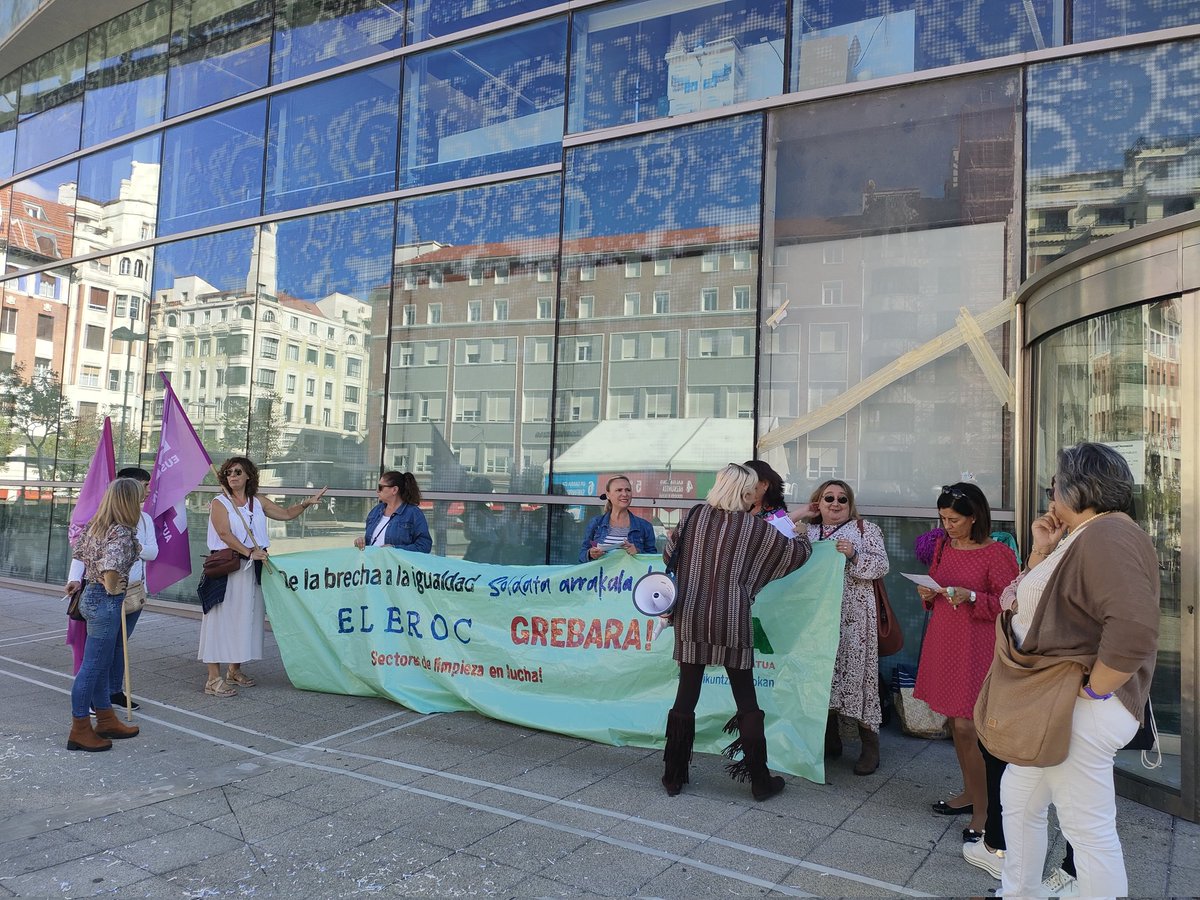 Huelga en la limpieza del edificio del Gobierno Vasco en Plaz Bizkaia Bilbao contra la #precariedad
Con salarios congelados desde hace 13 años.los despachos de @Ihobe_Eus @uraEJGV @BasqueTours @BasqueTrade @arantxa_tapia se limpian con #brechasalarial  @RadfemEH @M8EuskalHerria