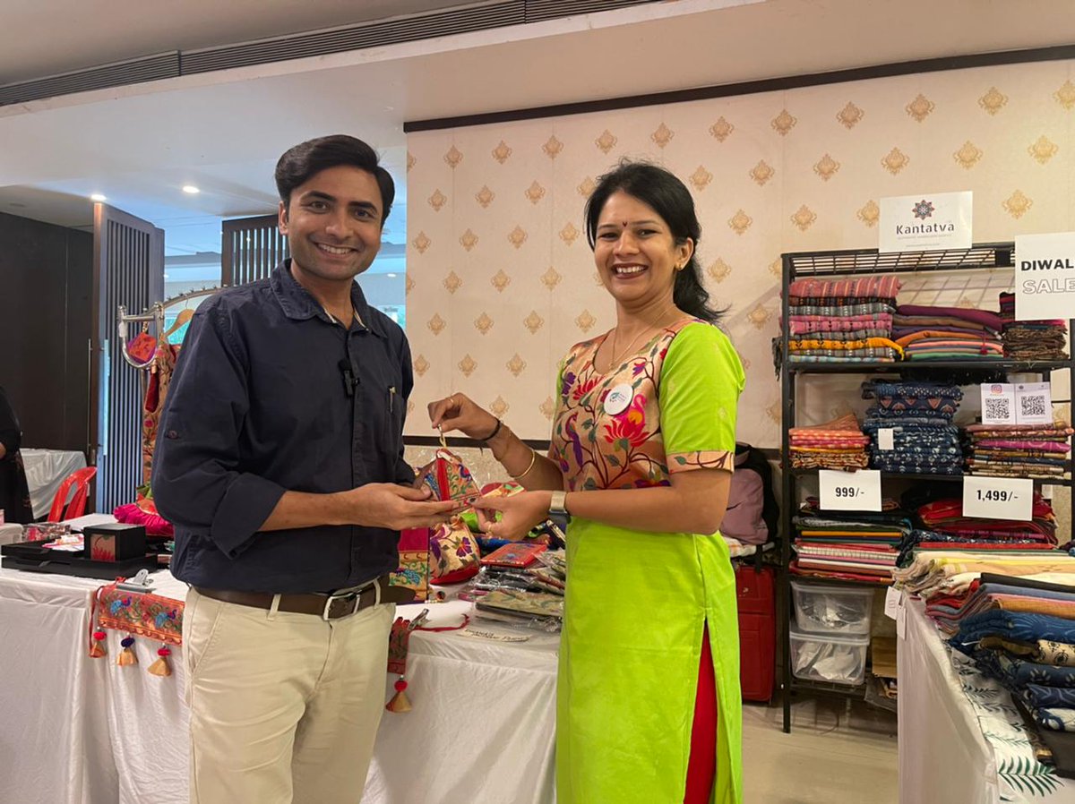 paithanipurse's tweet photo. Vishal Patil Anchor IBN lokmat visited our thane stall at Thane club near teen haat naka.

#dhanaspaithani #paithanipurse #IBNLokmat #newsanchor #thane #thanekar #thanecity #gifting #uniquecollection #uniquegifts #diwaligifting #paithanikurti  #paithanijacket #handmadegifts https://t.co/Few6UOXgtj