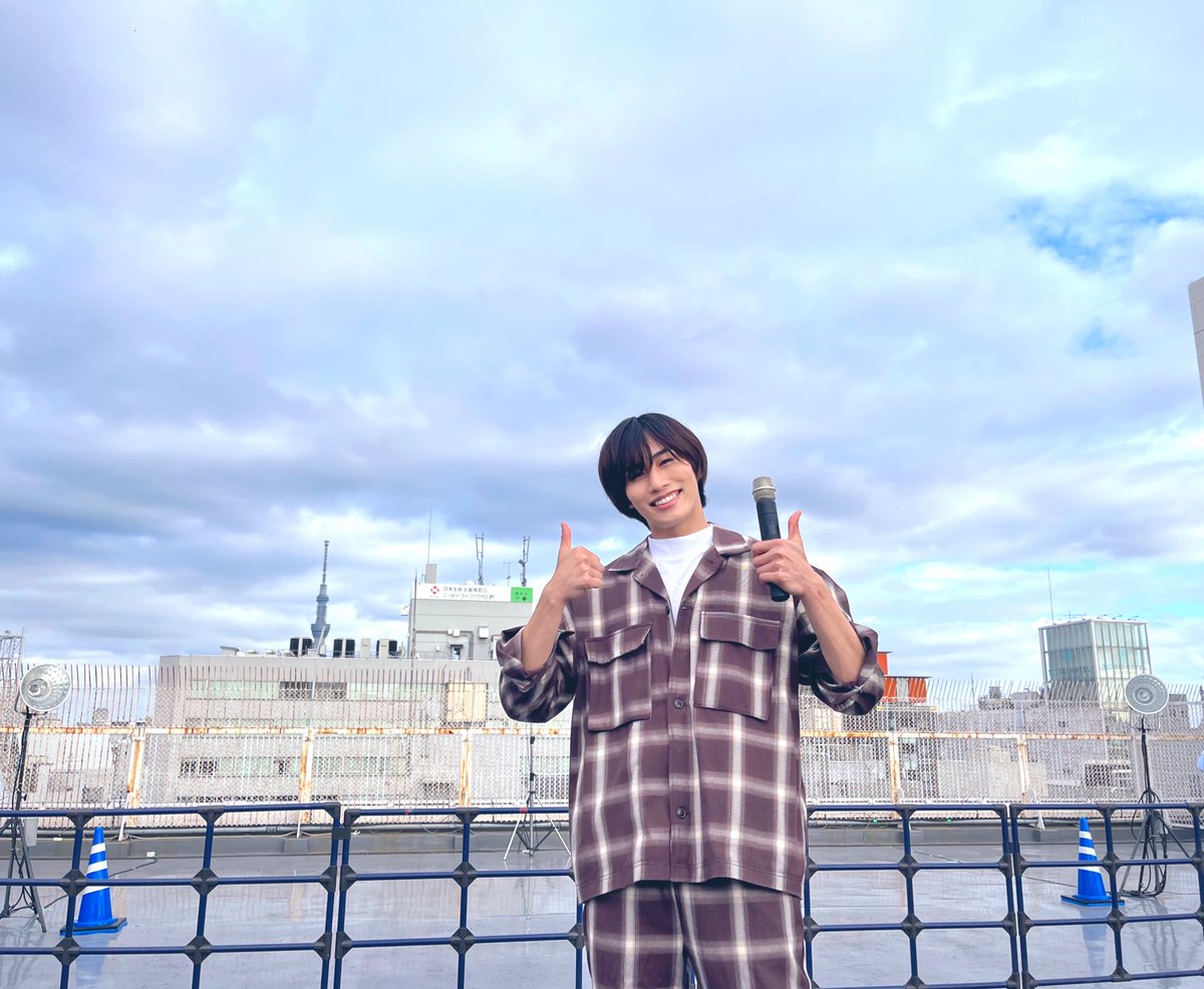 M9_raiga's tweet photo. 上野マルイさんでイベントをさせて頂きました‼︎来てくださった皆さん本当にありがとうございました‼️会えてすっごく嬉しかった🥳
そして皆様の温かさ、優しさに感謝しかありません。サプライズのくす玉。まじで幸せだなぁ。また必ず帰ってくるぞ！！#寺坂頼我　#上野マルイ　#青 https://t.co/iKir333WwI
