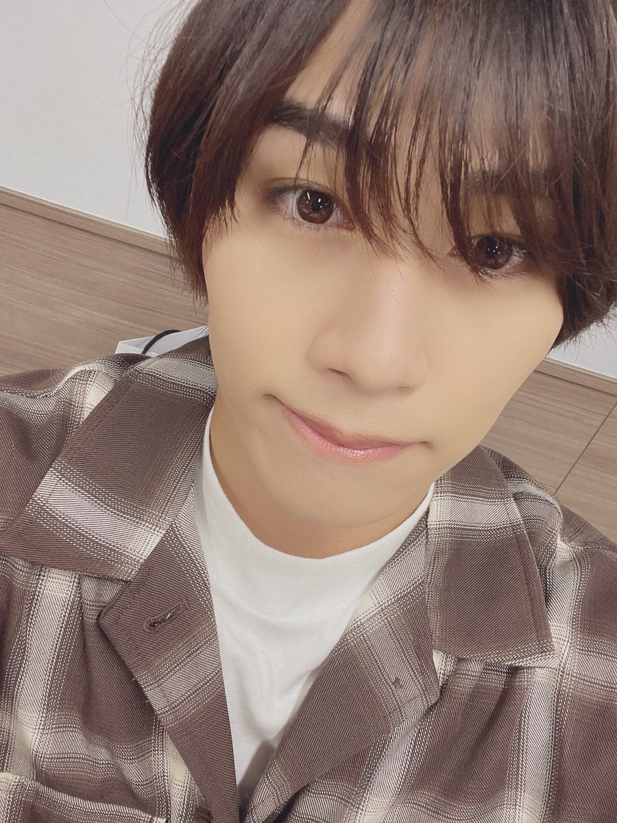 M9_raiga's tweet photo. 上野マルイさんでイベントをさせて頂きました‼︎来てくださった皆さん本当にありがとうございました‼️会えてすっごく嬉しかった🥳
そして皆様の温かさ、優しさに感謝しかありません。サプライズのくす玉。まじで幸せだなぁ。また必ず帰ってくるぞ！！#寺坂頼我　#上野マルイ　#青 https://t.co/iKir333WwI