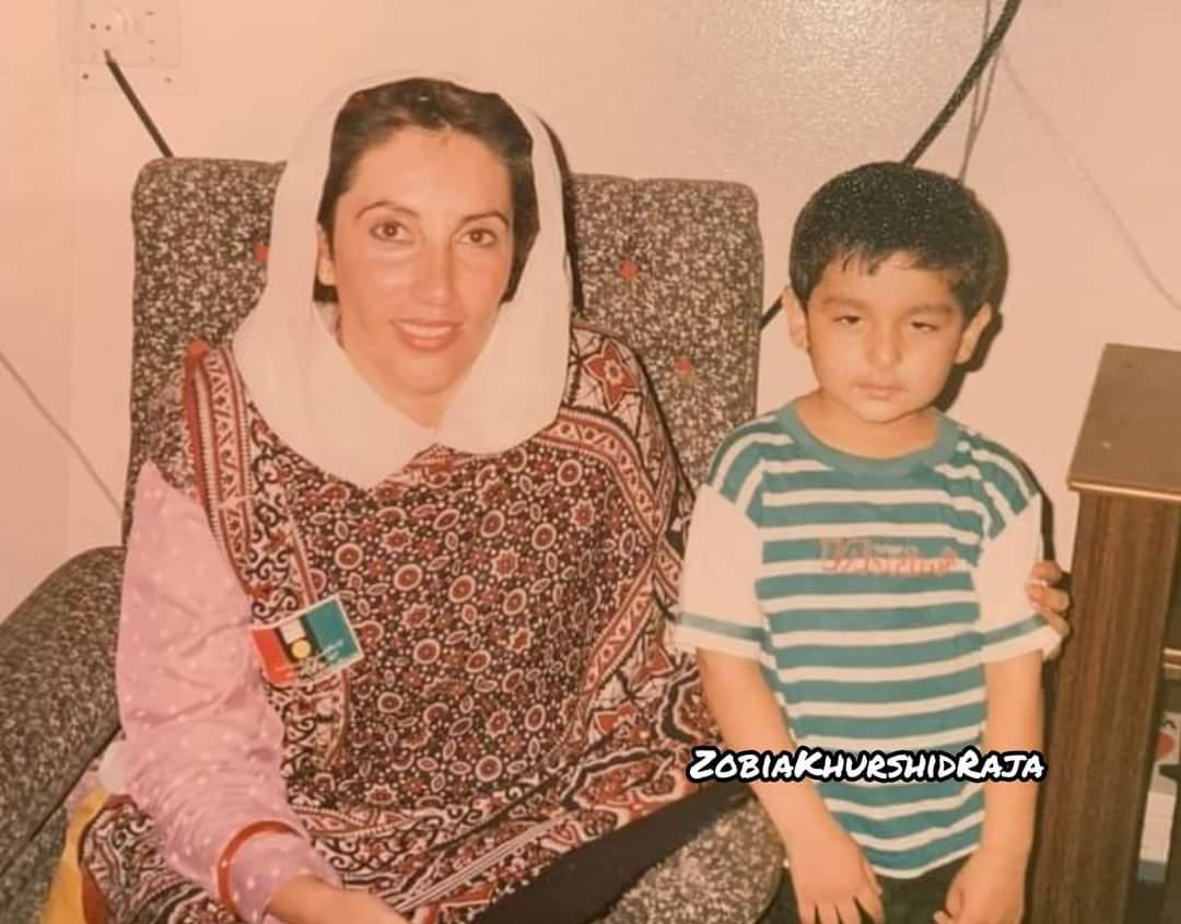 BilalAhmedPPP's tweet photo. سال 1990 کی محترمہ بینظیر بھٹو شہید کے ساتھ سید علی موسٰی گیلانی @SyedMusaGillani یادگار  تصویر جب شہید بینظیر بھٹو صاحبہ الیکشن کمپین کے سلسلہ میں ملتان تشریف لائیں اور گیلانی ہاؤس ملتان میں قیام کیا۔
بھٹو تیرے وفادار گیلانی خاندان
#MusaTeraTeerChalega https://t.co/hi2LtzXy2p