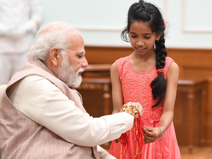 MumbaichaDon's tweet photo. Pic 1 : Liberals' Leader
Pic 2 : Our Leader

Biden creeps up behind girl, grabs her shoulders and tells her 'No serious guys until you're 30,’:Daily Mail

"Sleepy Joe" or "Creepy Joe"? https://t.co/OZ7kdhDKjL