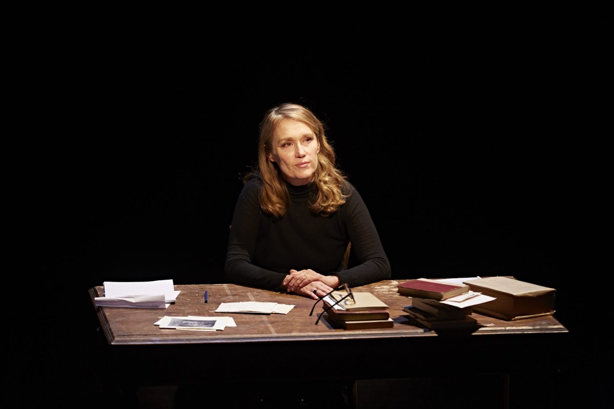 LS_on_stage's tweet image. « L’autre fille » de Annie Ernaux au théâtre des Mathurins :  brillamment interprétée par Marianne Basler. Ce texte intimiste comme toute l’œuvre d’Annie Ernaux a la particularité d’éveiller en chacun d’entre nous une histoire partagée. surlesplanches.org/theatre-lautre…