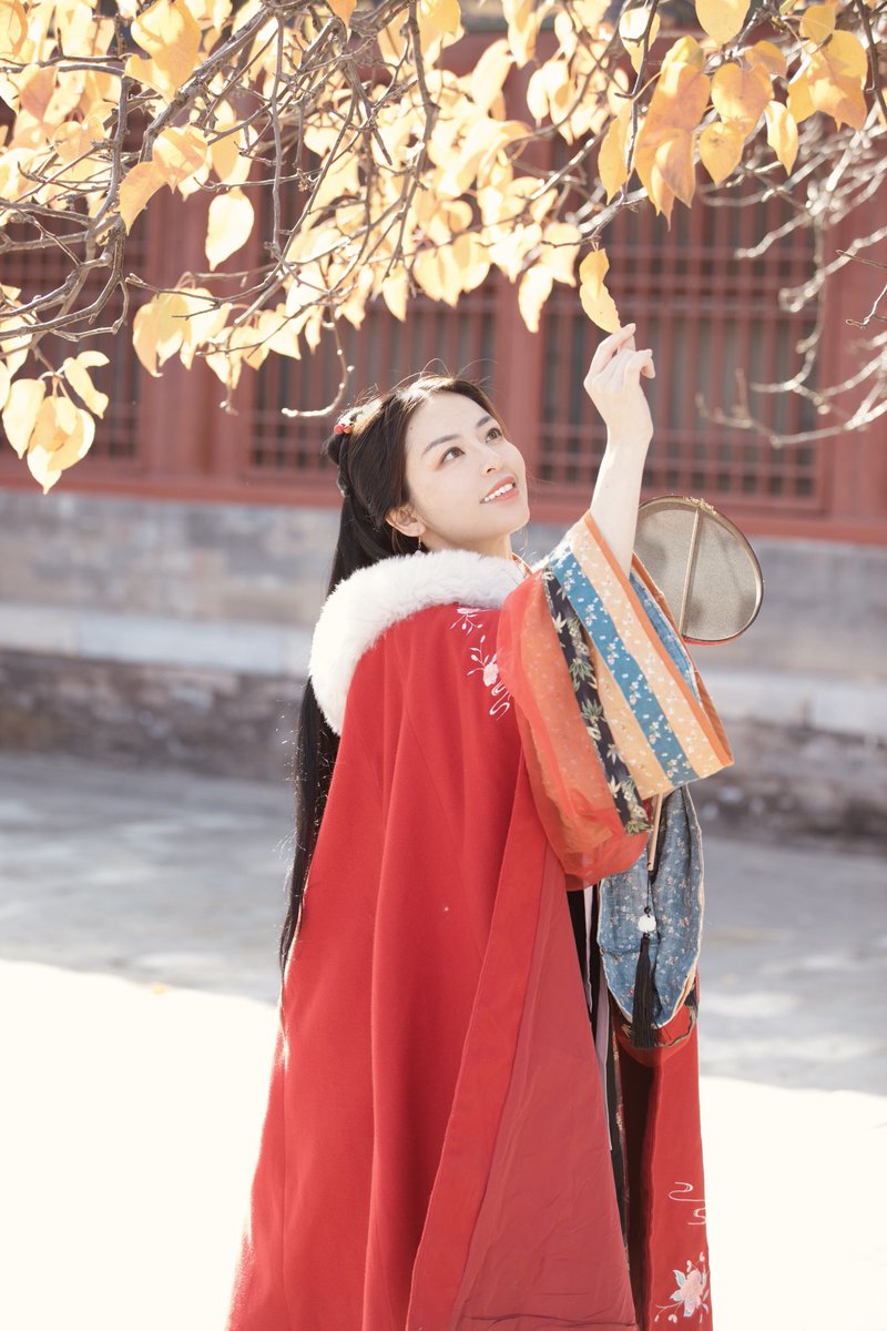 MelissadoesASMR's tweet photo. 北京でやった漢服の写真撮影、本当に楽しかったなあ…ちょうど1年前か～もはや懐かしい😌
I absolutely enjoyed this Chinese dress (Hanfu 汉服) photo shoot I did in Beijing. It’s almost been a year - good memories😌 https://t.co/gISFr95PwA