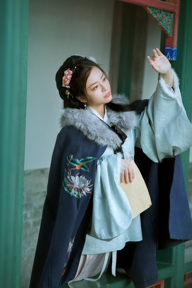 MelissadoesASMR's tweet photo. 北京でやった漢服の写真撮影、本当に楽しかったなあ…ちょうど1年前か～もはや懐かしい😌
I absolutely enjoyed this Chinese dress (Hanfu 汉服) photo shoot I did in Beijing. It’s almost been a year - good memories😌 https://t.co/gISFr95PwA