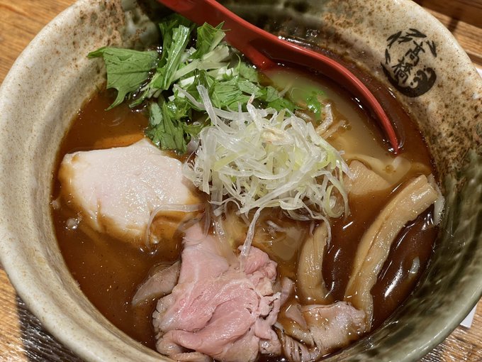 焼きあご塩らー麺 たかはし
ワインを一生で一番飲んだ日なので炭水化物!
からの炭水化物!
うまい
なおラーメンも美味かったけど、なんか店長さんすごいいい感じで、店員さんの作業にもありがとう言ってていい感じだった 