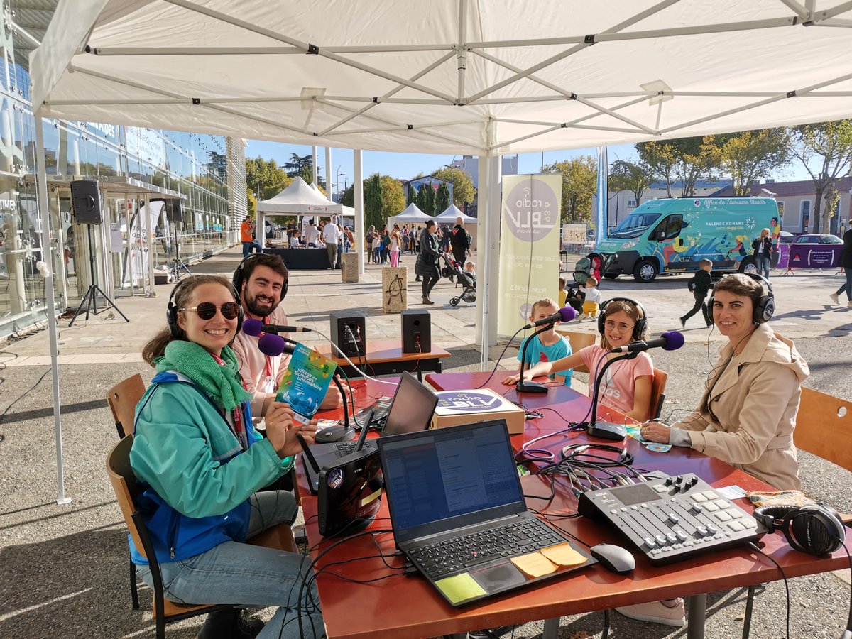 Ce matin Radio BLV était en direct du Village des Sciences au site de Latour Maubourg à Valence.

Avec Patrice, François et Véronique Sarano de Longitude181 et Bernard de Paléodécouvertes, Muséum de l'Ardèche

Réécoutez l'émission ici : radioblv.com/work/les-grand…