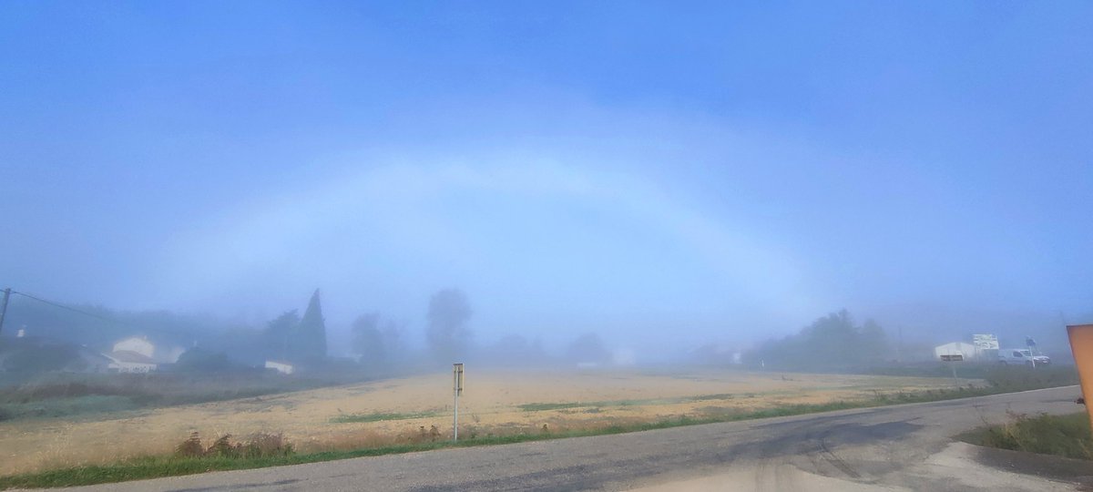Meteovilles's tweet photo. 🌈Bel #arcblanc observé ce matin dans l'#Aude en marge de quelques brouillards s'étant formés sur la région la nuit dernière.
Photographie : @louigy11 https://t.co/oUbhKMHvSW