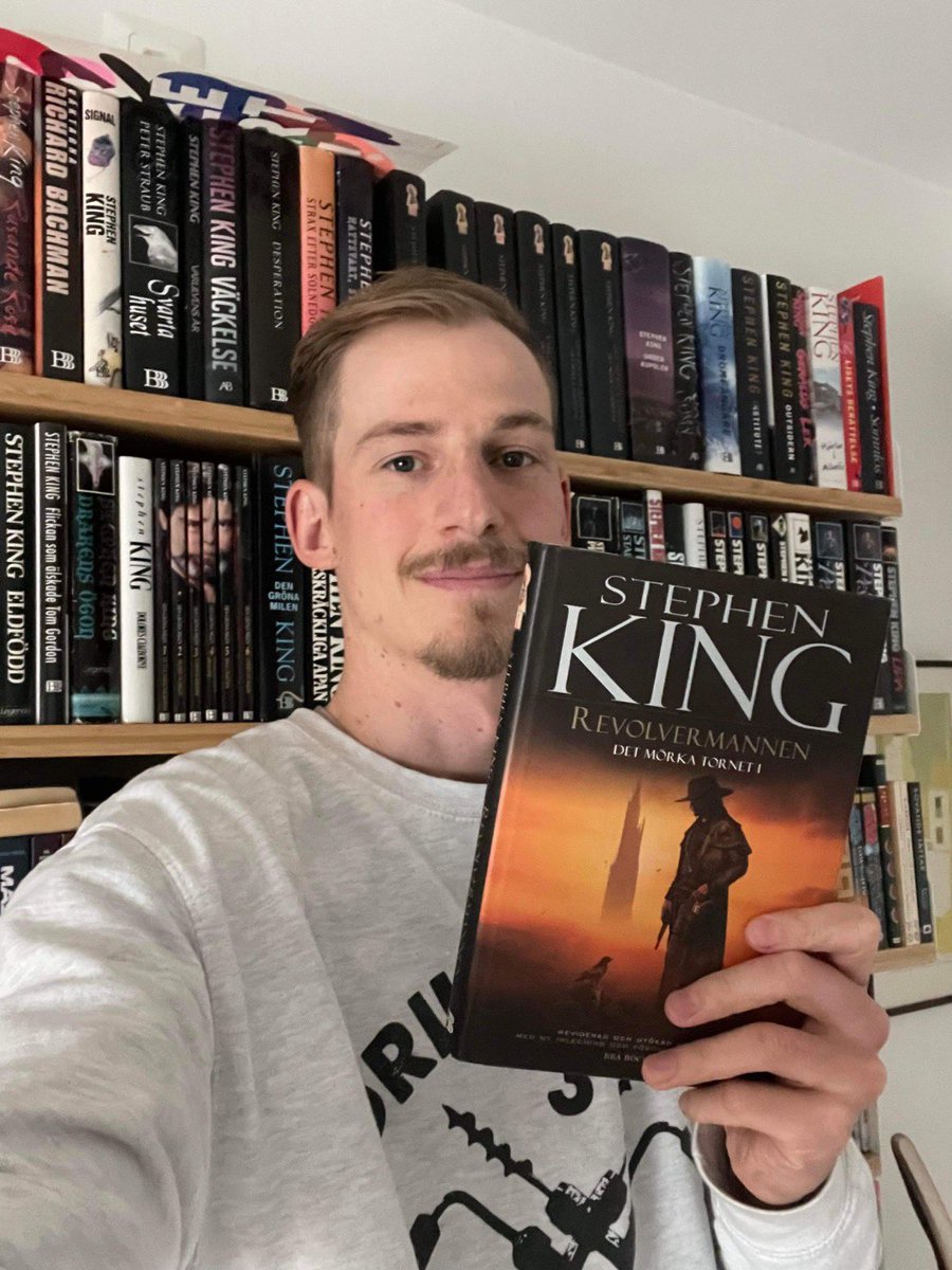 ÄNTLIGEN hoppar vi ner i Dark Tower-serien och ägnar ett helt avsnitt av Stephen King-podden åt den första delen - The Gunslinger! Gästar gör en återkommande favorit - <a href="/grizzlymusik/">Grizzly</a> 🔫🔫

SPOTIFY:
open.spotify.com/episode/4U7QtY…

APPLE:
podcasts.apple.com/se/podcast/ste…