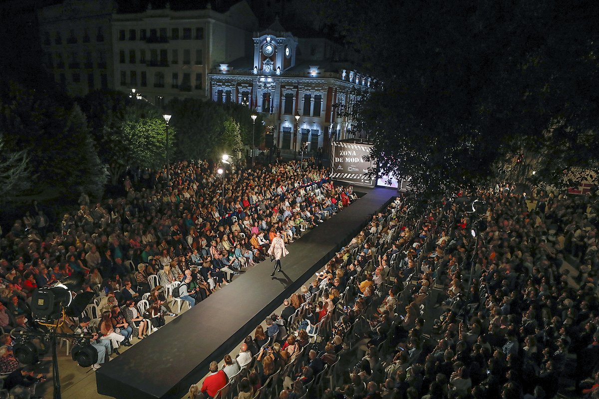 AytoAlbacete's tweet photo. #Moda #Cultura #Dinamización #ComercioLocal todo eso y más fue #ZonaModa un desfile de 7️⃣ comercios de #Albacete de la mano de @abfashionday y #FECOM que ha llenado 📌el Altozano peatonalizado.
@emiliosaezcruz: "Este #ejecívico que hemos creado ofrece nuevas oportunidades" https://t.co/BkbWgazHKG