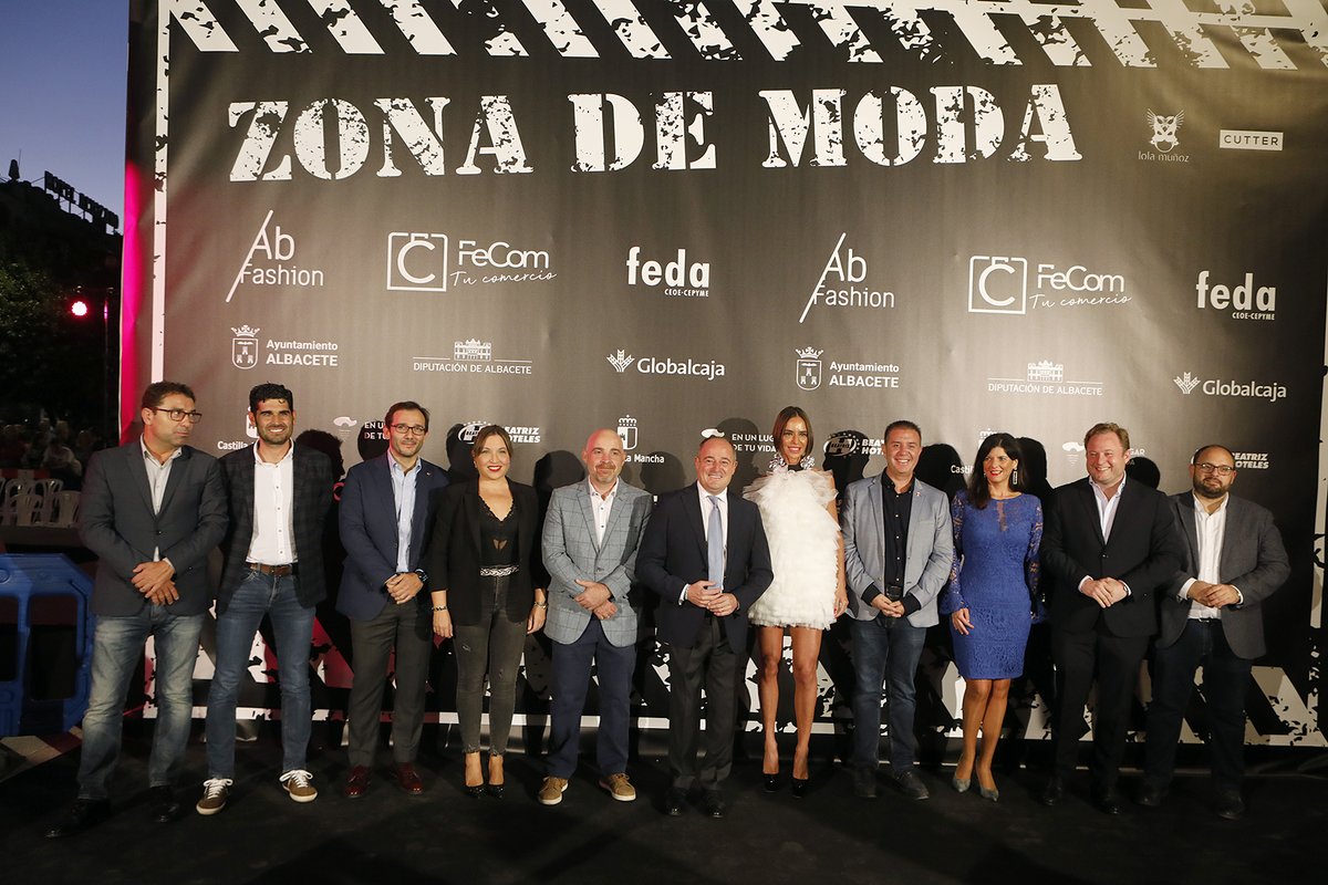 AytoAlbacete's tweet photo. #Moda #Cultura #Dinamización #ComercioLocal todo eso y más fue #ZonaModa un desfile de 7️⃣ comercios de #Albacete de la mano de @abfashionday y #FECOM que ha llenado 📌el Altozano peatonalizado.
@emiliosaezcruz: "Este #ejecívico que hemos creado ofrece nuevas oportunidades" https://t.co/BkbWgazHKG