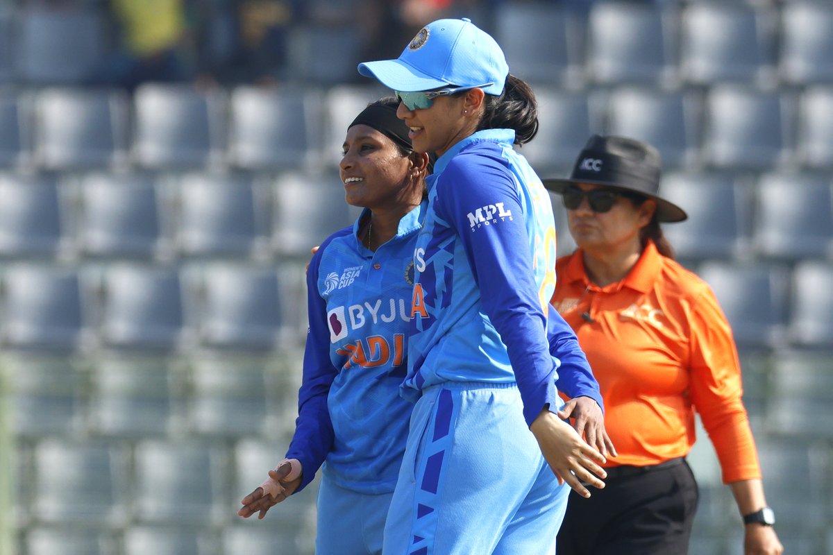 BCCIWomen's tweet photo. 𝐖𝐇𝐀𝐓. 𝐀. 𝐖𝐈𝐍! 👏 👏

Clinical performance from #TeamIndia as they beat Sri Lanka to win the #AsiaCup2022 title! 🙌 🙌 #INDvSL 

Scorecard ▶️  https://t.co/r5q0NTVLQC 

📸 Courtesy: Asian Cricket Council https://t.co/C61b4s1Hc2