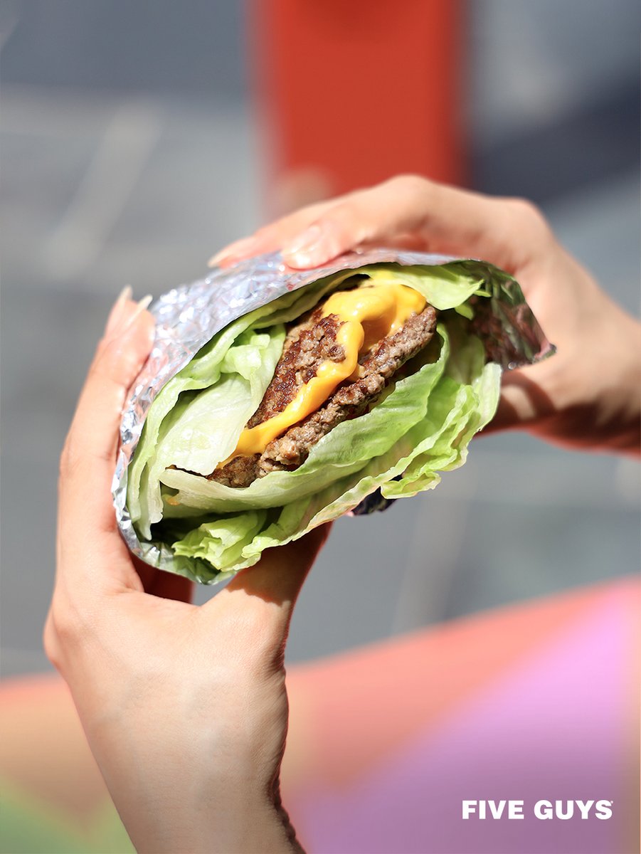 ¿Quién dijo que las hamburguesas tienen que ser con pan? ¿Has probado nuestro wrap de lechuga? ¡Pruébalo y nos cuentas! 😌🥬

#FiveGuys #5Guys #burgerlovers #rockandroll