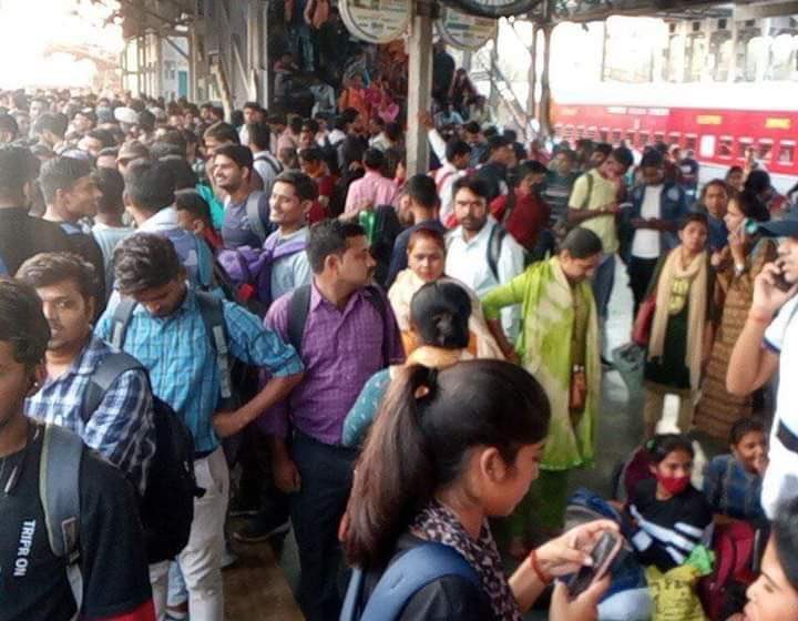 UP-PET परीक्षा में भारी अव्यवस्था के चलते छात्र-छात्राओं को हो रही परेशानी देखकर आपके रोंगटे खड़े हो जाएंगे, लेकिन भाजपा सरकार के कान पर जूं तक नहीं रेंग रहा।  

युवा विरोधी सरकार युवाओं से Exam के लिए मोटी फीस तो वसूलती है, लेकिन न नौकरी दे पाती है, न अव्यवस्था से मुक्ति।