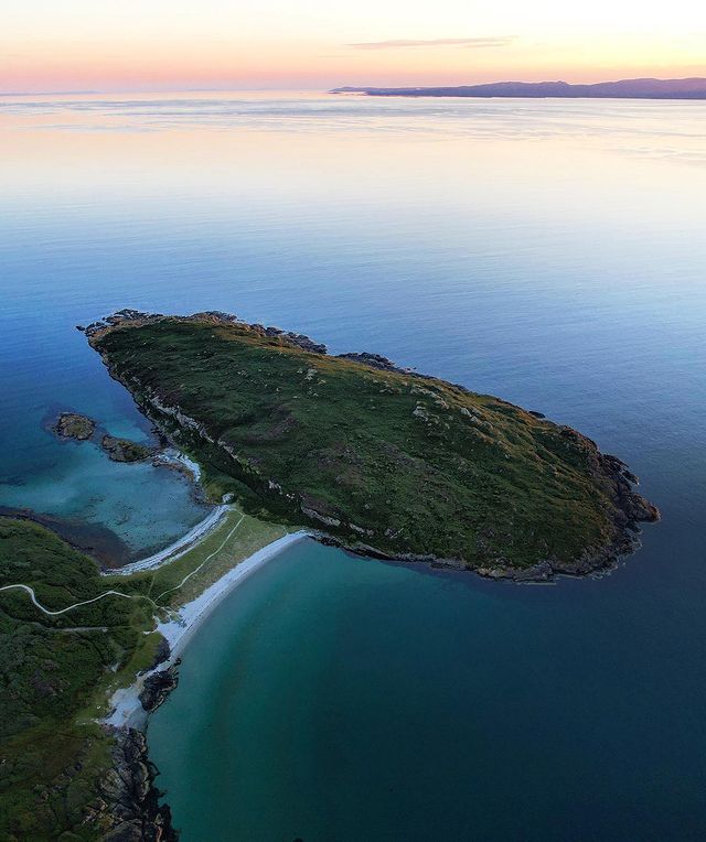 wildaboutargyll's tweet photo. Sunset over the Twin Beaches - Eilean Garbh - on the Isle of Gigha. Who would you watch this sunset with? 🌅

📸 Stunning capture by russell_davies
📍 Isle of Gigha

For more information head to our website 🙌 https://t.co/aJPYwfNoiq