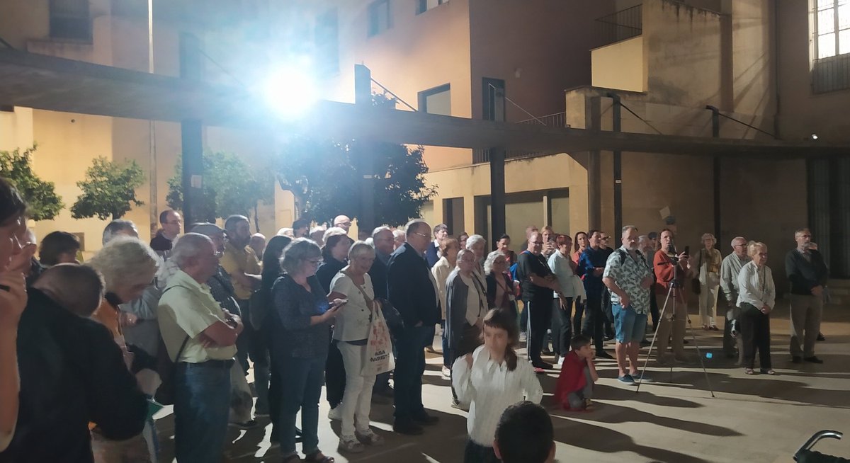 🫂 Presentació de la #PAB a #Terrassa amb la companyia dels Cants Per la Llibertat, en Roger, un altre represaliat per mobilitzar-se, que ha desobeït totes les citacions i serà jutjat al novembre, i la coordinadora antirepressiva de Terrassa (@traca_Trs)

⤵️⤵️⤵️