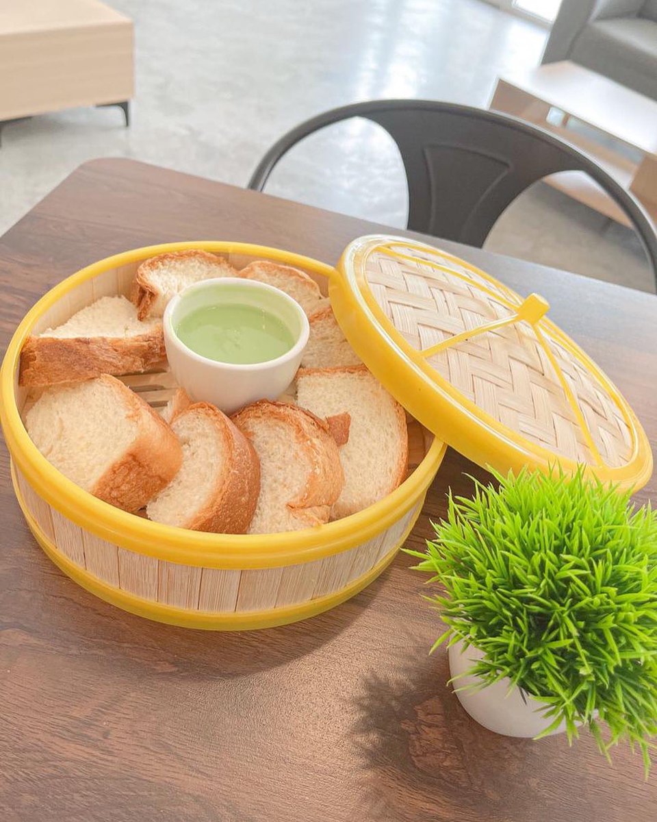 MohKeIpoh's tweet photo. Port makan dessert di Ipoh. Di Meru je kome!

Moh ke Nekmies Cafe. Ada pelbagai jenis dessert. Ada Popia Pisang, Scones, Croffle, Twist Donut, Panna Cotta, Buko Pandan, Premium Cheesecake, Congo Bar &amp; banyak lagi! Serius banyak 😍 https://t.co/xGntYRpNwS