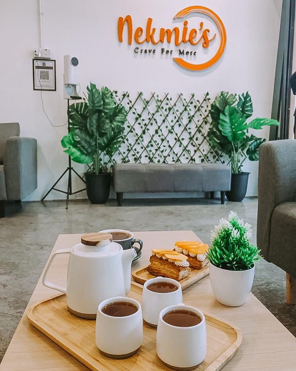 MohKeIpoh's tweet photo. Port makan dessert di Ipoh. Di Meru je kome!

Moh ke Nekmies Cafe. Ada pelbagai jenis dessert. Ada Popia Pisang, Scones, Croffle, Twist Donut, Panna Cotta, Buko Pandan, Premium Cheesecake, Congo Bar &amp; banyak lagi! Serius banyak 😍 https://t.co/xGntYRpNwS