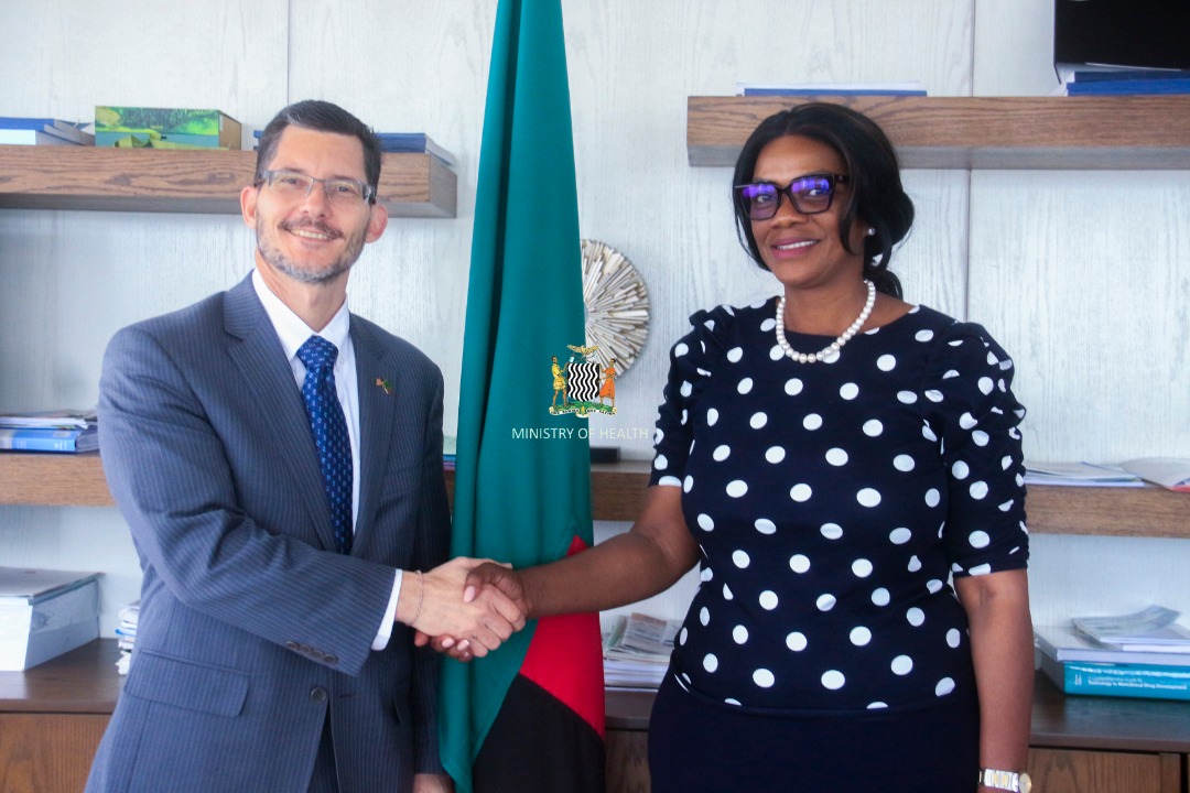 SimonMwila4's tweet photo. The US Ambassador was joined by @CDCgov Country Director Andrew Auld, @PEPFAR Country Coordinator Daphyne Williams. 

Hon. Masebo shared the decentralisation roadmap adding that the New Dawn Administration was resolved to implement the decentralisation programme. https://t.co/LBFdpvOl3p