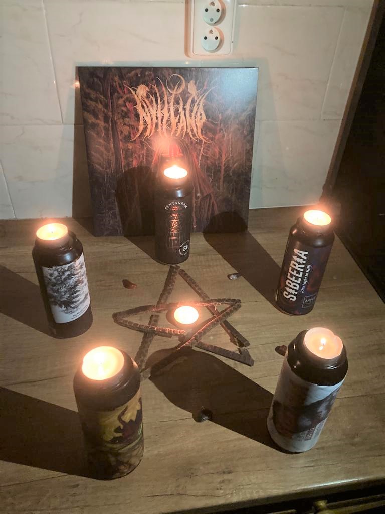 SibeeriaCZ's tweet photo. A takhle včerejší večer trávil náš fanoušek (a milovník stoutů) Luděk Zámečník. 👿🤘🖤
Děkujeme za fotku a zdravíme do Španělska!
#Pentagram #OneNightInHell #BlessedBeaver #MoleStoleMyBananas #BigMapleTree https://t.co/keIYgDfF1A
