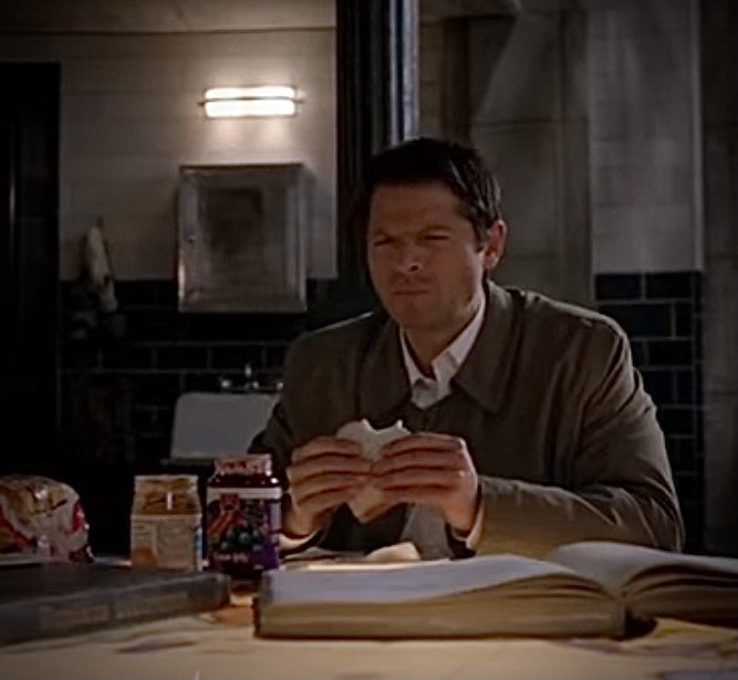 beesfollowcas's tweet image. love of my fuckin life look at his cute lil dork with wings