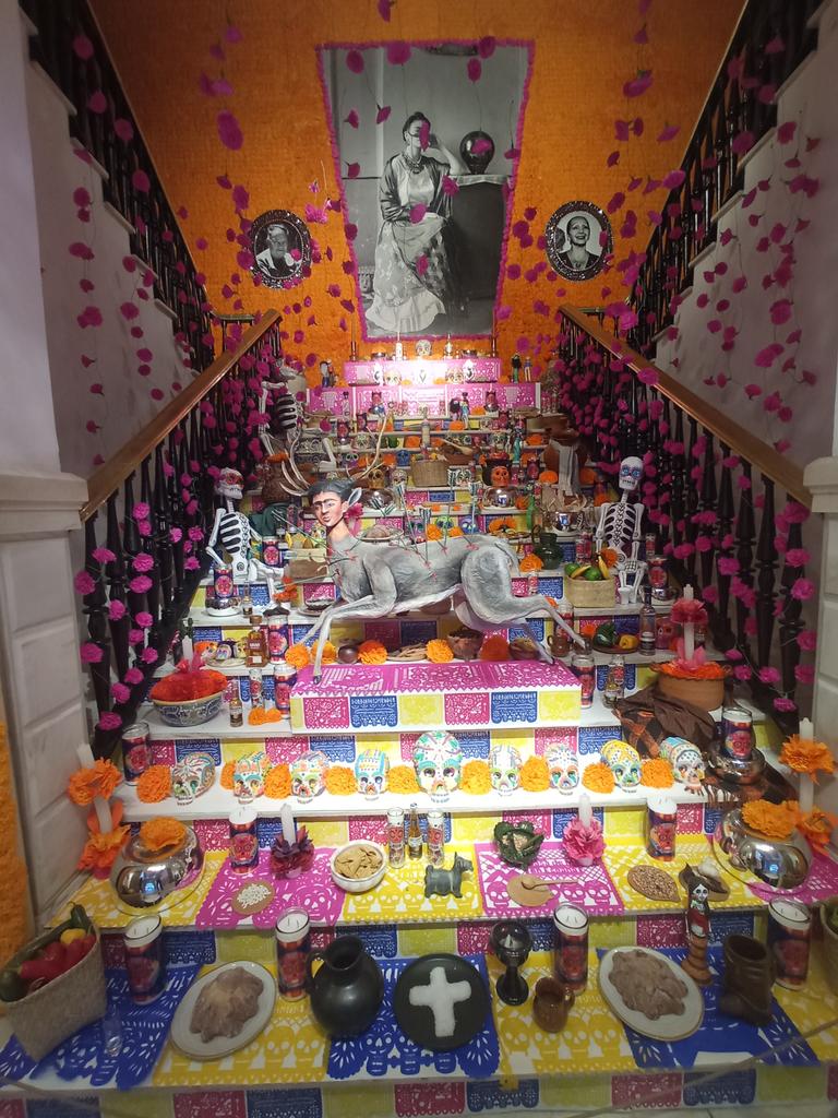 placa's tweet photo. Miren nomás qué bonita quedó la ofrenda en @casademexicoesp
Foto #IV79 https://t.co/gQIEIKhwAO