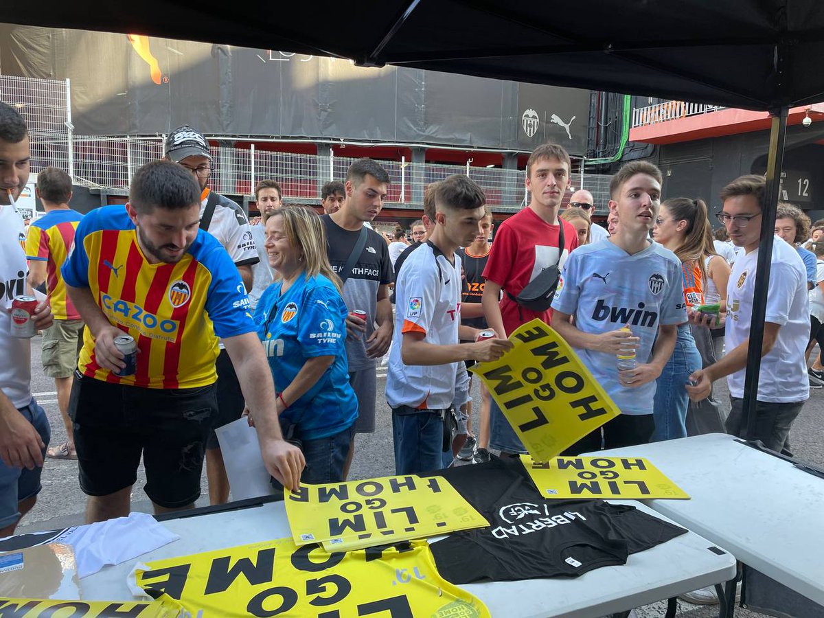LibertadVCF's tweet photo. A partir de las 14:15 os esperamos en nuestra carpa.
Ven a por tu revista.
"A pesar de todo y de todos... queremos soñar."

#LimGoHome
#lvcf https://t.co/k9CRzV9HR3