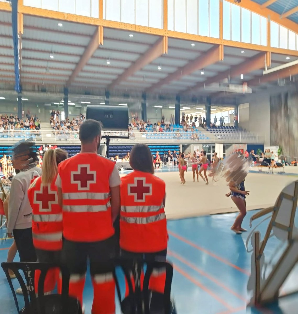 CRGuardamar's tweet photo. Hoy préstamos cobertura sanitaria en el campeonato de Gimnasia Rítmica de #Guardamar,  con gran ambiente y grandes promesas de este deporte.
@CRAlicante @AytoGuardamar_S 
#Concejaliadeportes #CruzRoja #Preventivos #Salud #Deporte https://t.co/WwxfTPaczZ