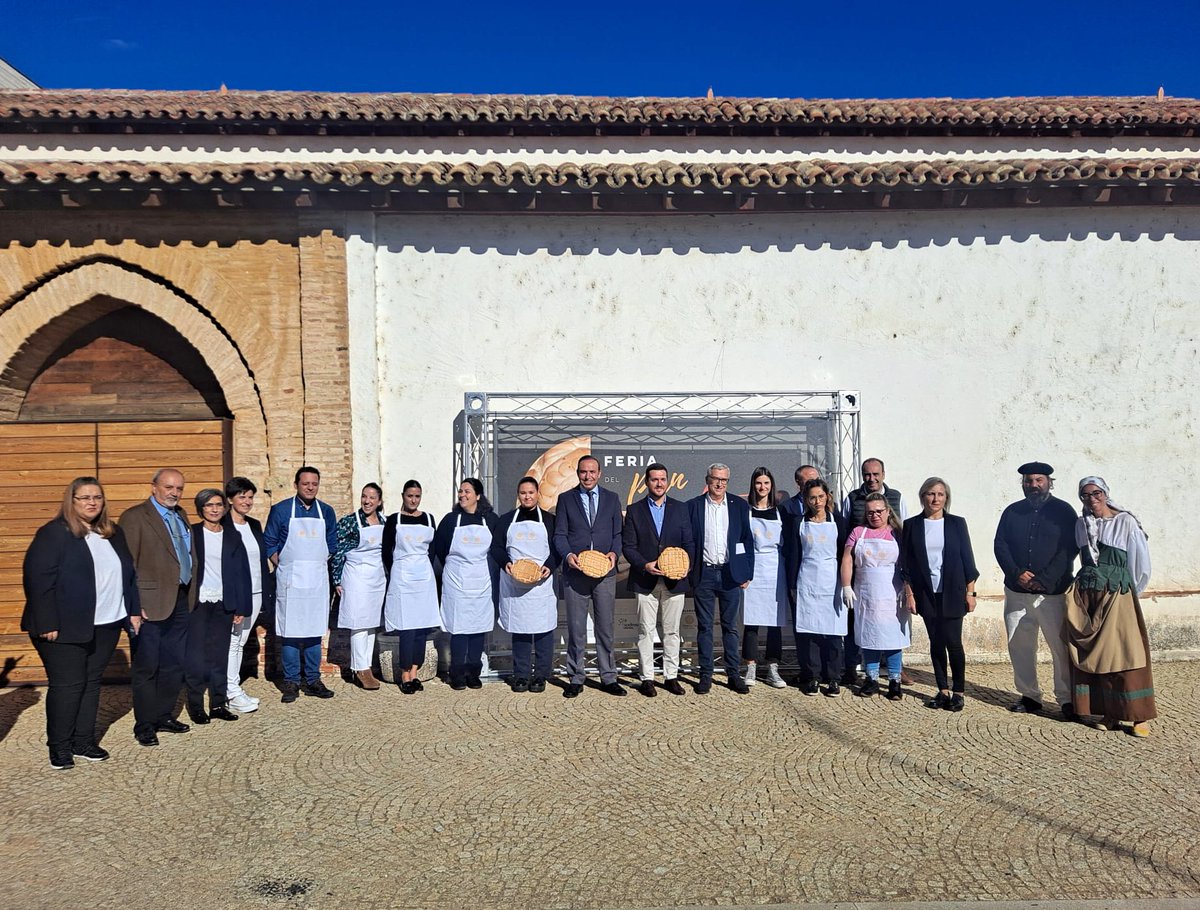 Dip_Va's tweet photo. Mayorga celebra este fin de semana la III Feria del Pan y la Lenteja de #TierraDeCampos. 

El vicepresidente primero, Víctor Alonso, acompaña al alcalde @a_magdaleno y a los expositores en la inauguración de la Feria en el #MuseoDelPan. https://t.co/Vaf4Ut2G5W