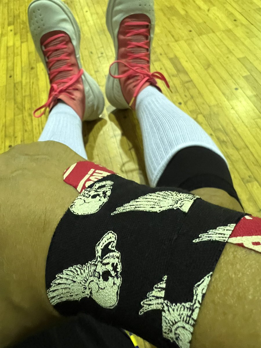 taniguchi_ecP's tweet photo. 今日も楽しんでいきましょう!!
完治までもう少し。
今日はロックテイストなテーピングで。
#rocktape https://t.co/wGpndZNfw3