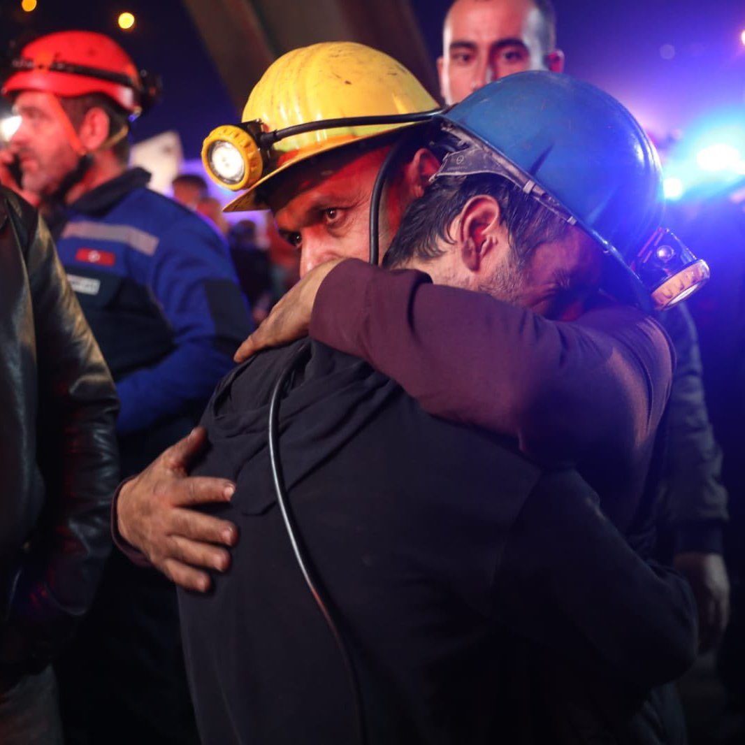 Ecekayaa5's tweet photo. Aşağıda ölüm var, yukarıda açlık. aşağıdaki ölüm olasılık, yukarıdaki açlık kesin" demişti Zonguldak'ta bir madenci... #bartin #patlama 😢🤲🏻 https://t.co/IZF8SZW00K