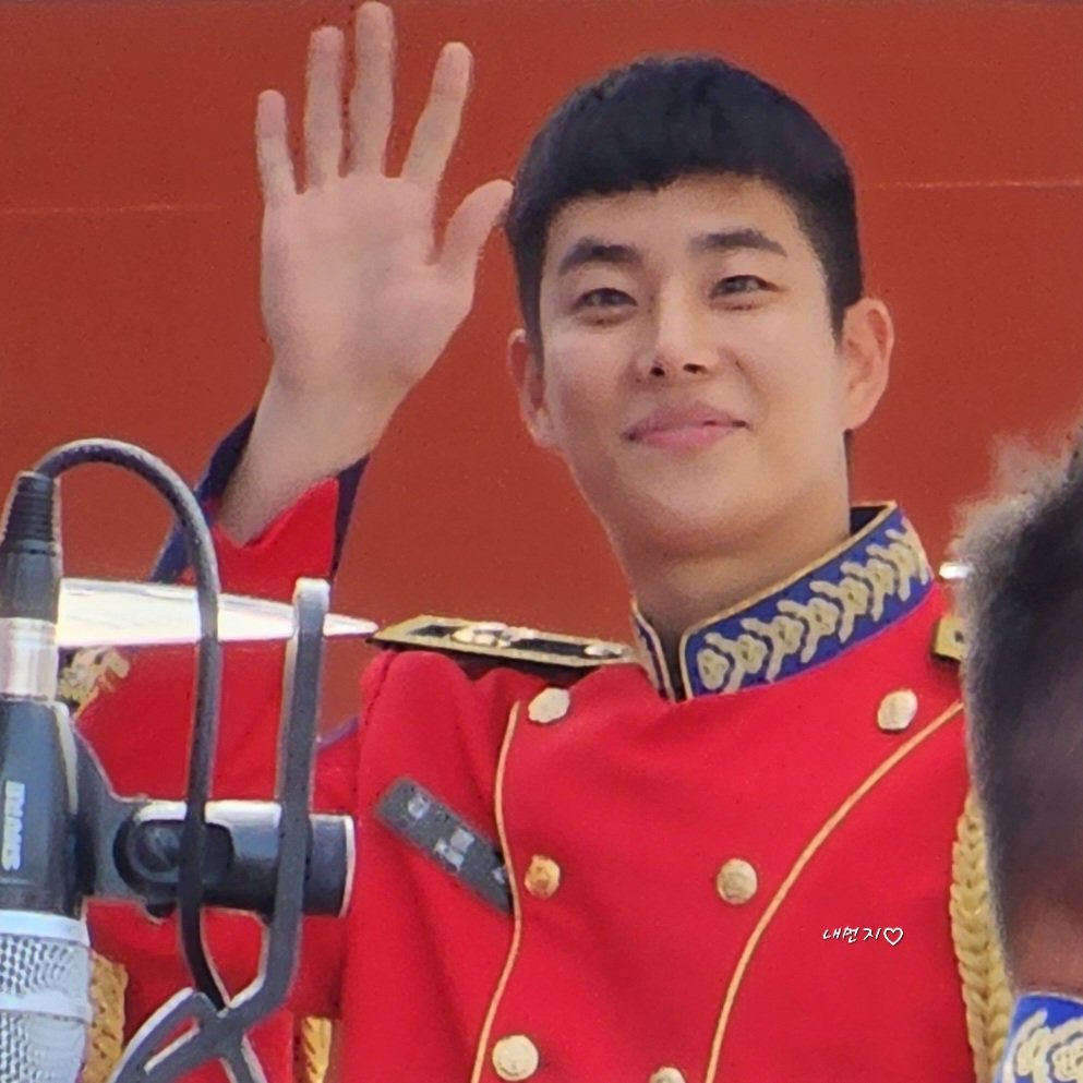 myungjuni5959's tweet image. 221015 서울함 페스티벌💜

눈 마주칠 때마다 손 마구마구 흔들어 주는 우래기😍🖐
이러니 내가 됴아 듁어🛌❤️

근데 단장님 눈빛🐯 
겁나 &quot;어흥&quot; 해서 무셔 ㅎㄷㄷ🥶

#육군사관학교 #육사군악대 #김명준 
#아스트로 #엠제이 #MJ