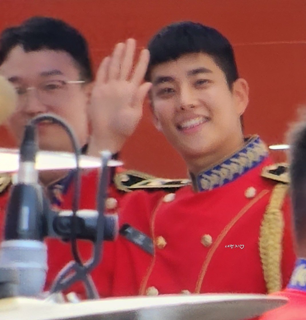 myungjuni5959's tweet image. 221015 서울함 페스티벌💜

눈 마주칠 때마다 손 마구마구 흔들어 주는 우래기😍🖐
이러니 내가 됴아 듁어🛌❤️

근데 단장님 눈빛🐯 
겁나 &quot;어흥&quot; 해서 무셔 ㅎㄷㄷ🥶

#육군사관학교 #육사군악대 #김명준 
#아스트로 #엠제이 #MJ