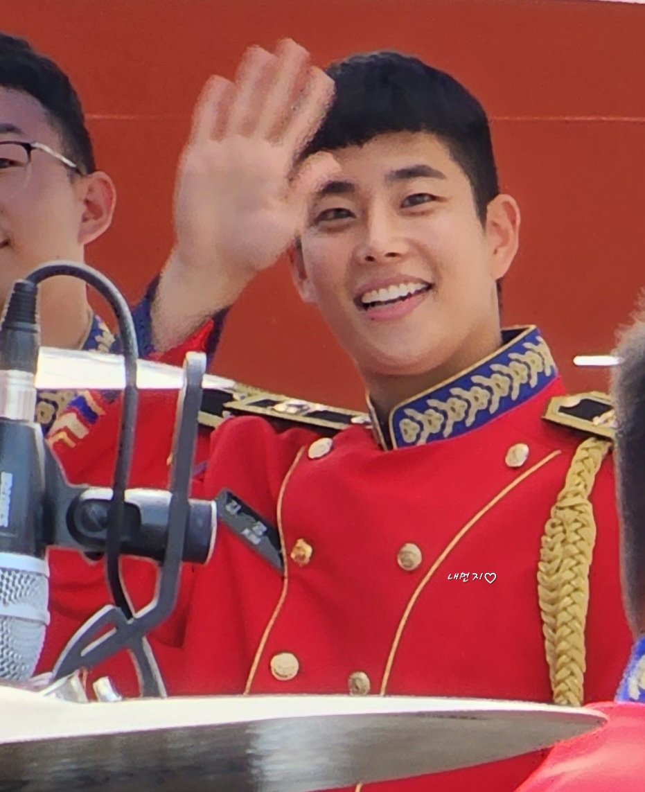 myungjuni5959's tweet image. 221015 서울함 페스티벌💜

눈 마주칠 때마다 손 마구마구 흔들어 주는 우래기😍🖐
이러니 내가 됴아 듁어🛌❤️

근데 단장님 눈빛🐯 
겁나 &quot;어흥&quot; 해서 무셔 ㅎㄷㄷ🥶

#육군사관학교 #육사군악대 #김명준 
#아스트로 #엠제이 #MJ