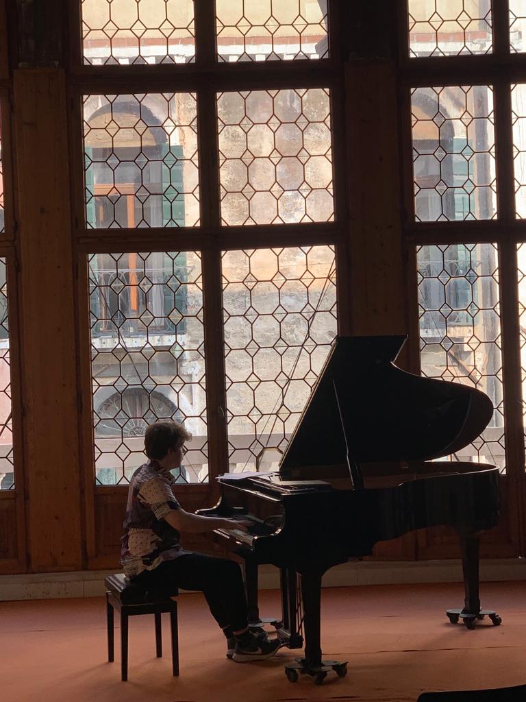 TrinitySchMusic's tweet photo. Ed preparing for his recital this evening in the #PalazzoCavagnis #Venice #ChamberMusic #SteinwayScholar https://t.co/KPkzdhCsJ1