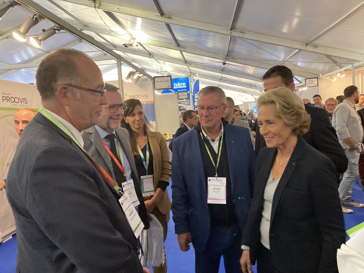 PluralisHabitat's tweet photo. @carolinecayeux, ministre déléguée chargée des collectivités territoriales et @ChristianCoigne, maire de #Sassenage rencontrent les équipes Pluralis @Didier_Monnot @MichelBrun38 https://t.co/YwF2b6aOX9