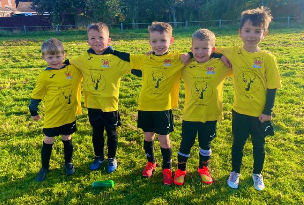 Under 6’s kicking off the weekend in their new kits, with a strong team effort all round this morning.