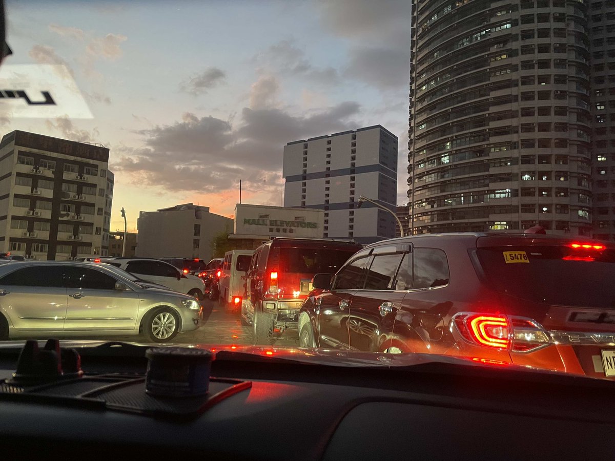 kiko_man's tweet photo. @luckychinatown_ been sitting on your parking for over an hour na. WTF!!! Anong klaseng sistema nyo???😡😡😡 https://t.co/P0lpoBKZC0