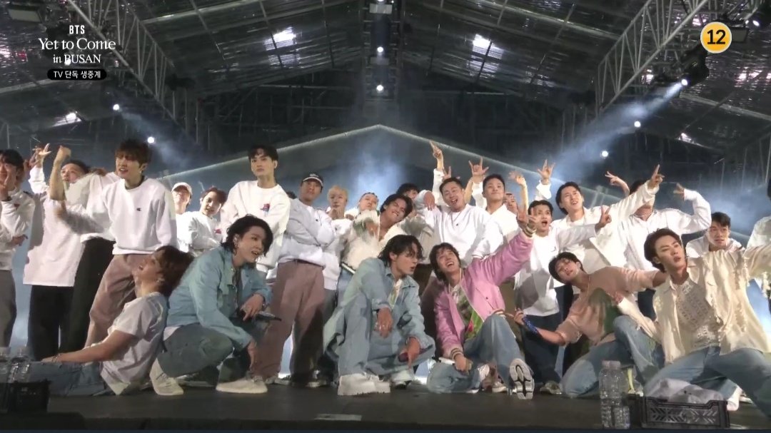wangteaco's tweet photo. BTS WITH THE BACK UP DANCERS!! https://t.co/5SQJV7eXrH