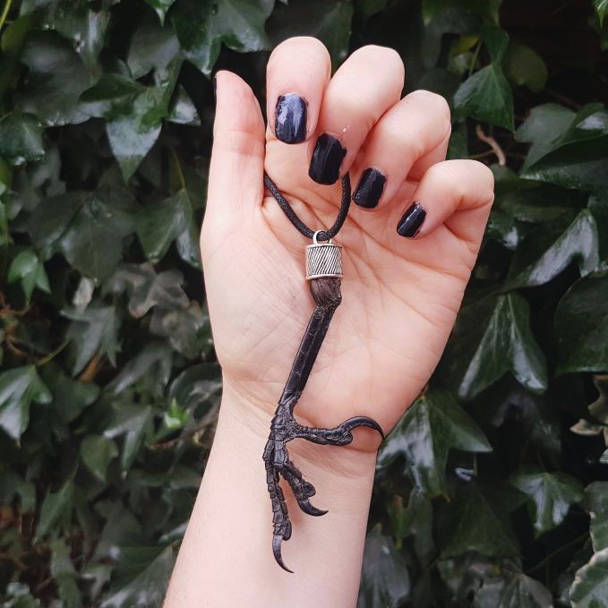 _feraline_'s tweet photo. Preserved crow foot necklaces 🖤

#foragedandfound #vultureculture #darkcottagecore #goblincore #foragings #witchythings #oddities https://t.co/EUXXsIdK2N