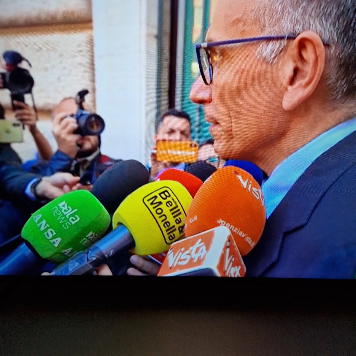 poletti7's tweet image. Bella e monella cosa avrà avuto da chiedere a #letta ? @welikeduel