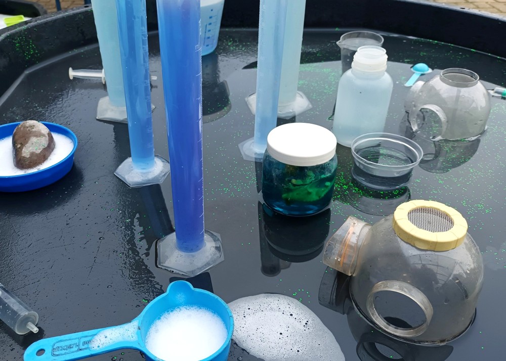 MrK_Art_Teacher's tweet photo. Splish Splash Splosh

#ColourField #EarlyYears #Education #IndependentLearning #KidsTeachTeachers #LearningEnvironment #LearningThroughOutcome #LearningThroughPlay #OutdoorLearning #SharedPlay #SharingIsCaring #SummerswoodSchool #TuffTray #WaterPlay @SummerswoodPS https://t.co/AzyD1xMDFD