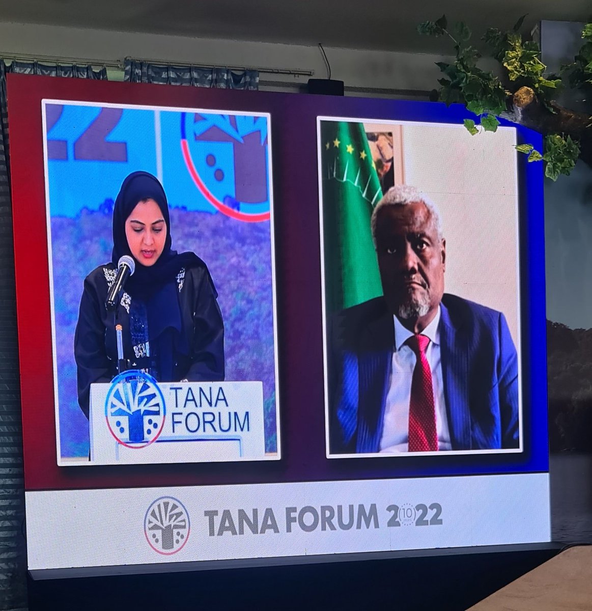 Session 2 of day 2 in progress. <a href="/hanan_elkathiri/">Hanan El-Kathiri</a> takes the stage to introduce H.E <a href="/AUC_MoussaFaki/">Moussa Faki Mahamat</a> chairperson of the <a href="/_AfricanUnion/">African Union</a> &amp; H.E <a href="/JDMahama/">John Dramani Mahama</a> for the Key note remarks &amp; the state of #peace &amp; #security report respectively.
#TanaForum2022