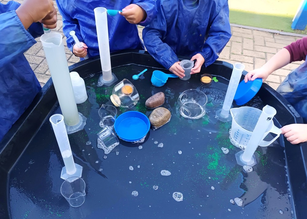 MrK_Art_Teacher's tweet photo. Splish Splash Splosh

#ColourField #EarlyYears #Education #IndependentLearning #KidsTeachTeachers #LearningEnvironment #LearningThroughOutcome #LearningThroughPlay #OutdoorLearning #SharedPlay #SharingIsCaring #SummerswoodSchool #TuffTray #WaterPlay @SummerswoodPS https://t.co/AzyD1xMDFD